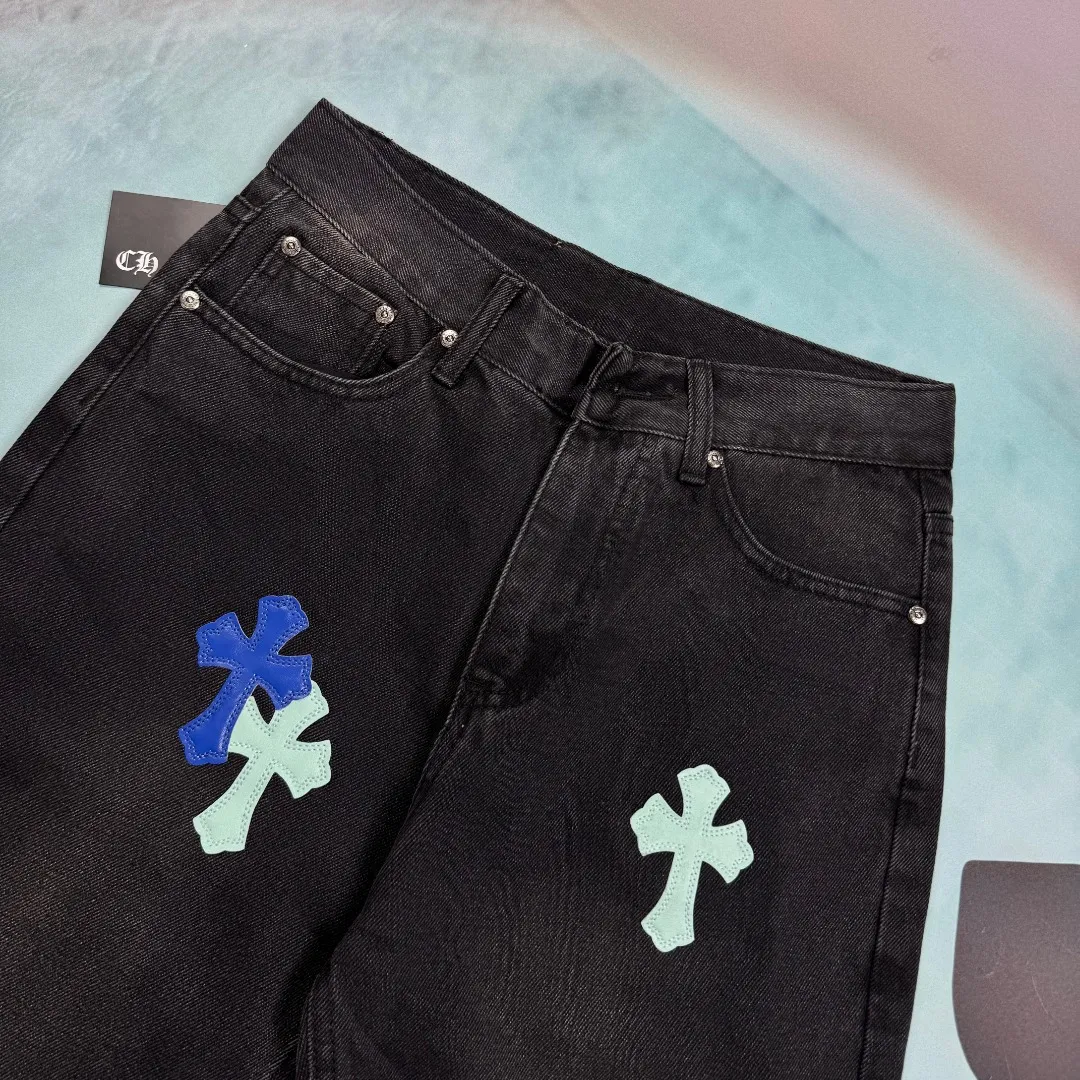 🅿️260 🔘Style No.-KL112 🔘Cro Heart𝐂𝐡𝐫𝐨𝐦𝐞 𝐇𝐞𝐚𝐫𝐭 CH City Limited Series Sanskrit Blue Cross Patch Leather Jeans* Black and Blue Color - "Los Angeles" Limited Edition Jeans Each pair of these jeans must be washed first, then disassembled. The sheepskin cross skins are carefully stitched and sewn by hand, and then re-joined into shape. It is difficult to describe the complex process. The pants are heavily washed and the details are hidden in ingenuity. From the shape to the upper body effect, they are almost perfect. It took a lot of time and energy to create it, but the finished product is stunning enough and worthy of its beauty. It has a straight upper body, showing neatness and ability, creating an outstanding aura. The styles are the same for both men and women, so they can be easily adapted to various styles and outfits, so you can buy them with your eyes closed without any surprises!  Size: S M L XL XXL (28.30.32.34.36) Color: Black